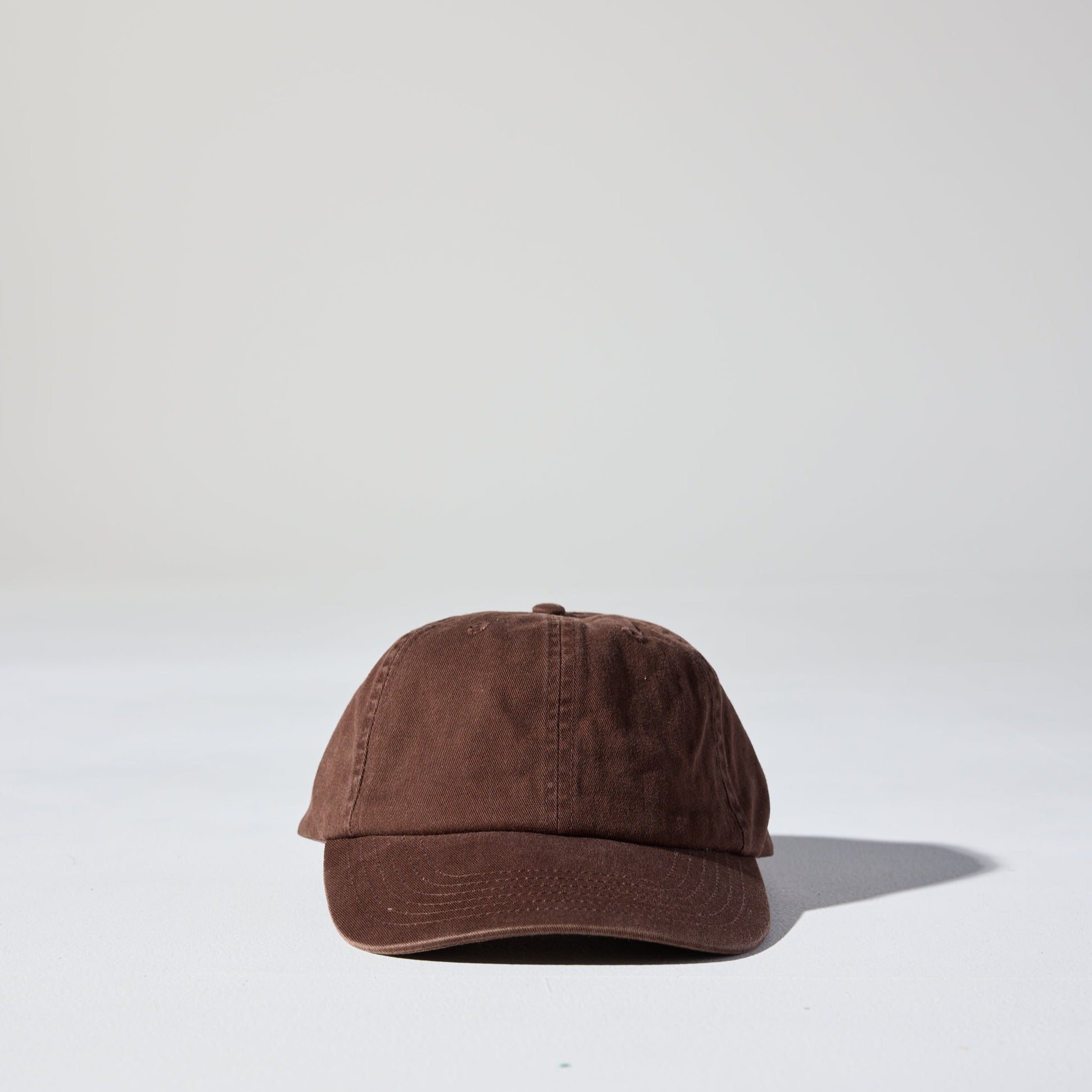 A cacao brown coloured, 6-panel unstructured 'Dad' baseball cap made of recycled cotton twill with snap back by House of Peaks.